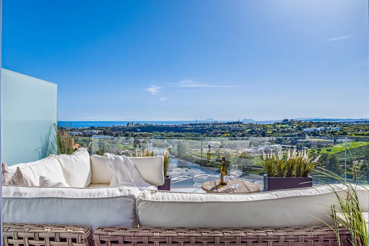 3 Bedroom Middle Floor Apartment for Sale in Cancelada, Málaga - Image 4