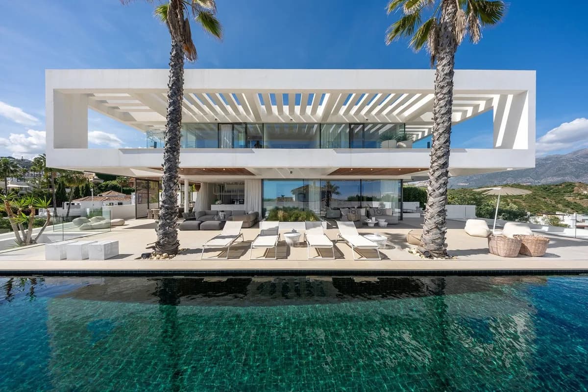 6 Bedroom Detached Villa for Sale in Benahavís, Málaga - Image 2
