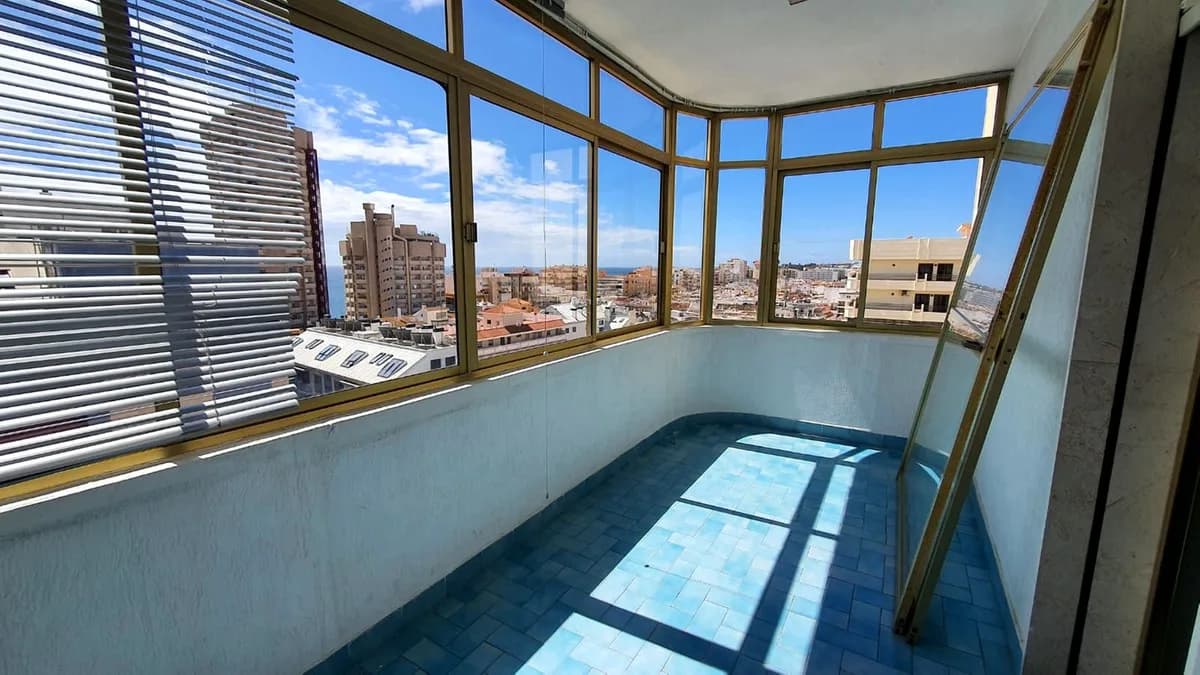 3 Bedroom Middle Floor Apartment for Sale in Fuengirola, Málaga - Image 2