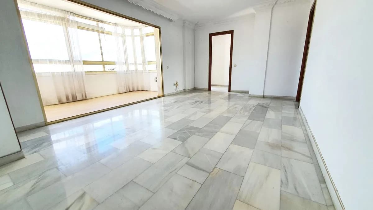 3 Bedroom Middle Floor Apartment for Sale in Fuengirola, Málaga - Image 5