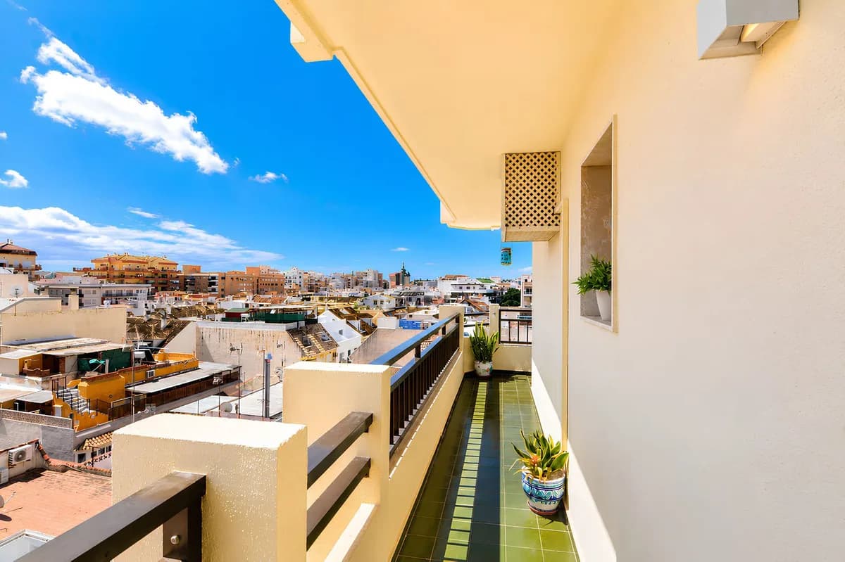 2 Bedroom Middle Floor Apartment for Sale in Fuengirola, Málaga - Image 2