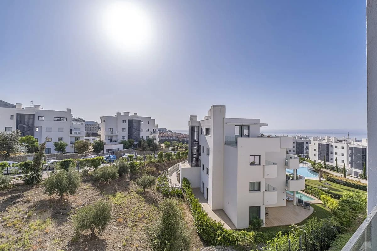3 Bedroom Middle Floor Apartment for Sale in Fuengirola, Málaga - Image 3