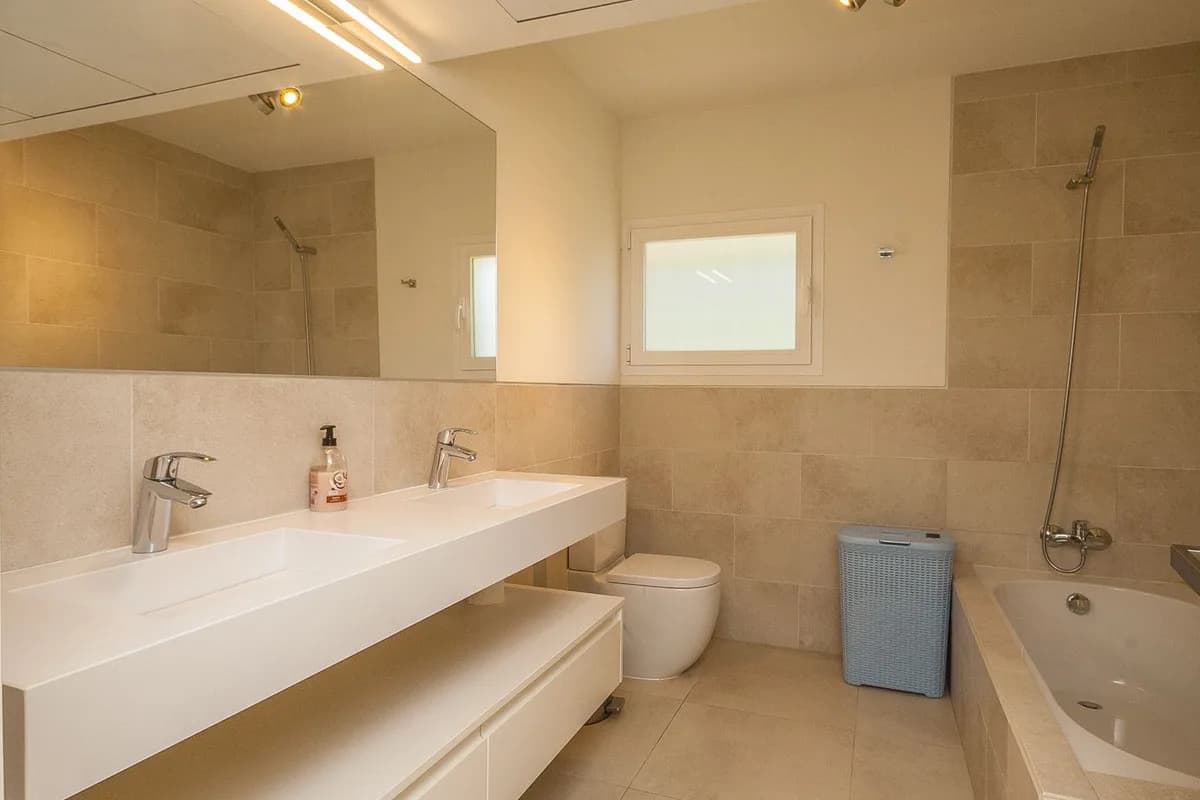 5 Bedroom Detached Villa for Sale in Elviria, Málaga - Image 7