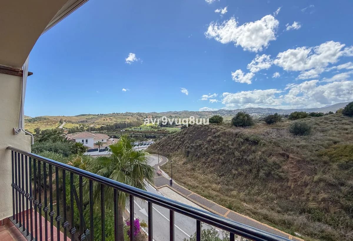 2 Bedroom Middle Floor Apartment for Sale in La Cala Hills, Málaga - Image 3