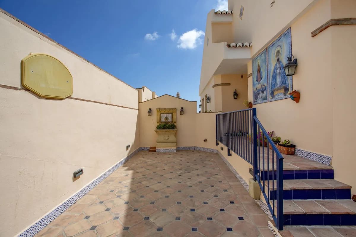 3 Bedroom Semi-Detached House for Sale in Benalmadena, Málaga - Image 2
