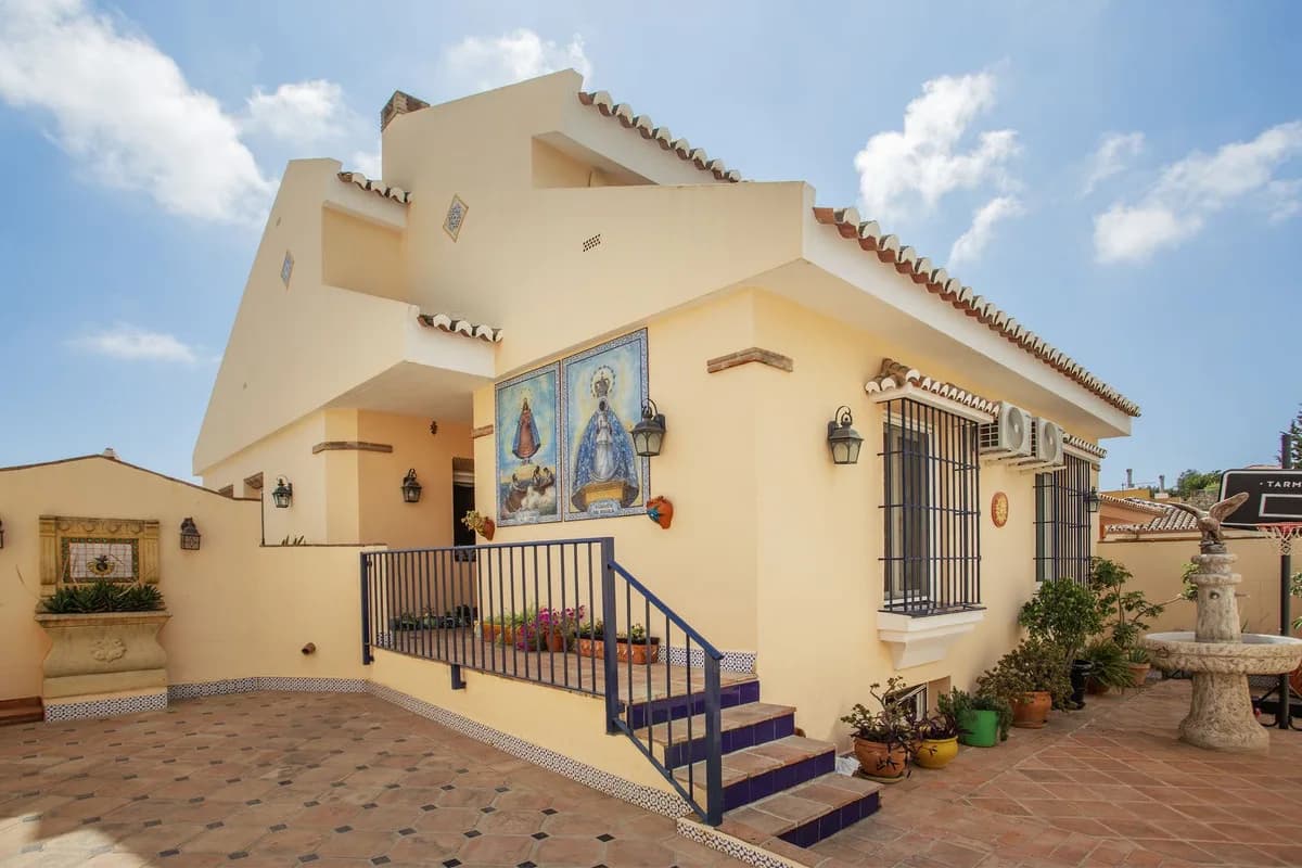 3 Bedroom Semi-Detached House for Sale in Benalmadena, Málaga - Image 3
