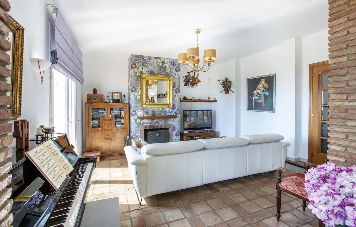 3 Bedroom Semi-Detached House for Sale in Benalmadena, Málaga - Image 9