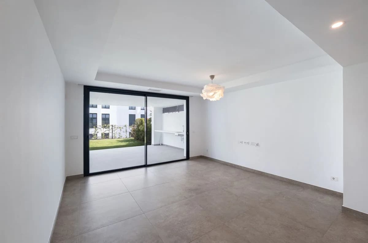 3 Bedroom Ground Floor Apartment for Sale in Estepona, Málaga - Image 4
