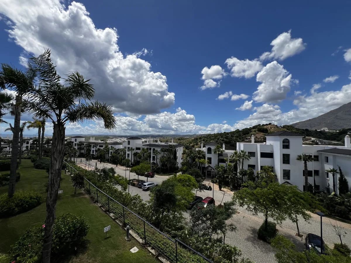2 Bedroom Middle Floor Apartment for Sale in Estepona, Málaga - Image 3