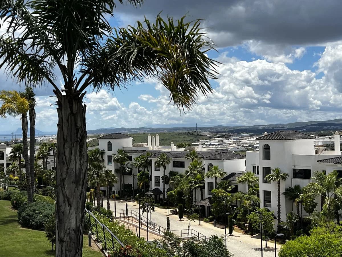 2 Bedroom Middle Floor Apartment for Sale in Estepona, Málaga - Image 4