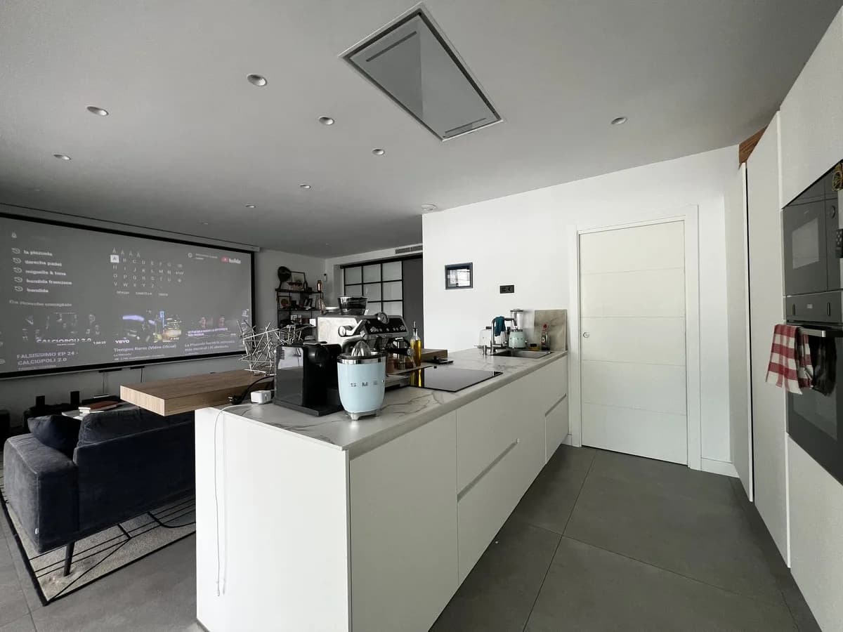 2 Bedroom Middle Floor Apartment for Sale in Estepona, Málaga - Image 9
