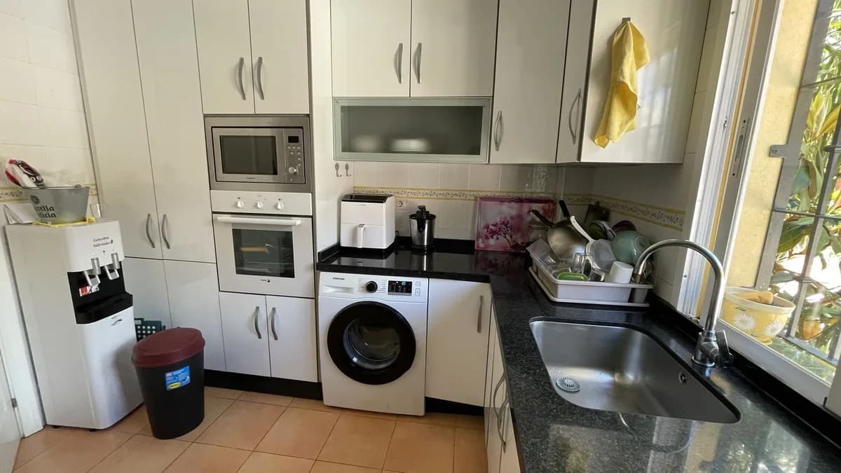 3 Bedroom Middle Floor Apartment for Sale in Estepona, Málaga - Image 5