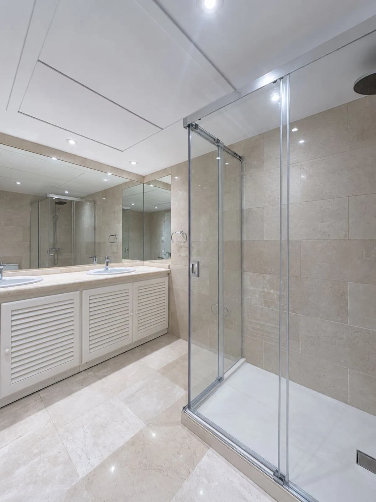 3 Bedroom Middle Floor Apartment for Sale in Nueva Andalucía, Málaga - Image 5