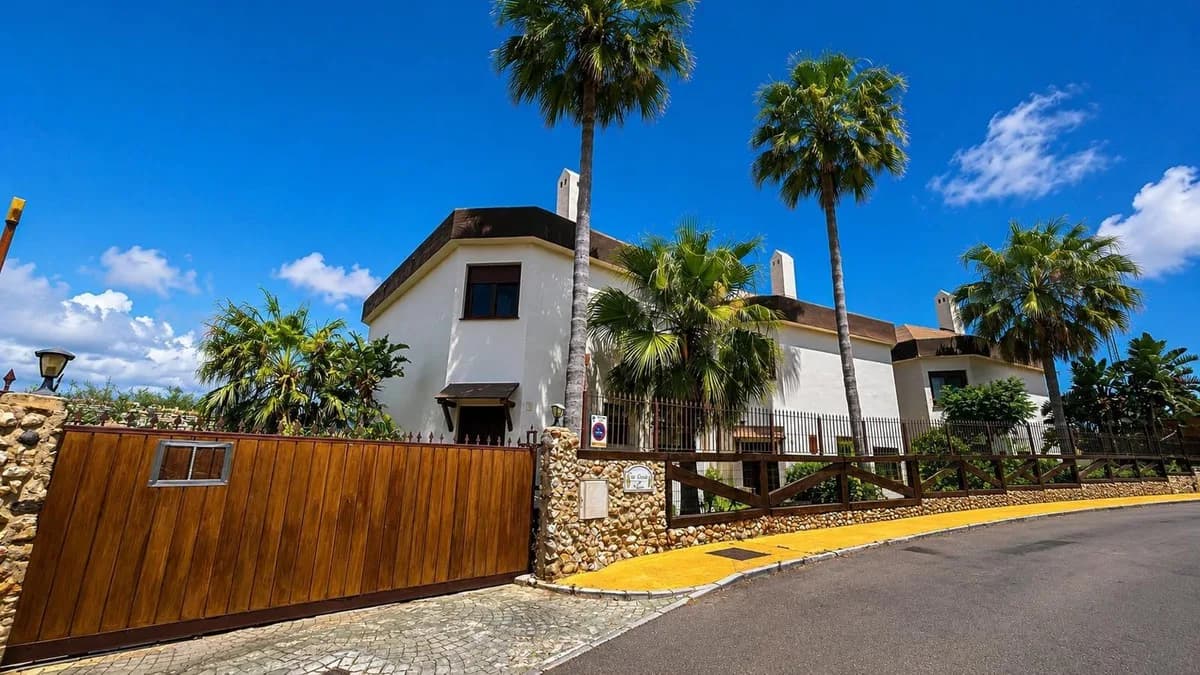 3 Bedroom Detached Villa for Sale in Riviera del Sol, Málaga - Image 2