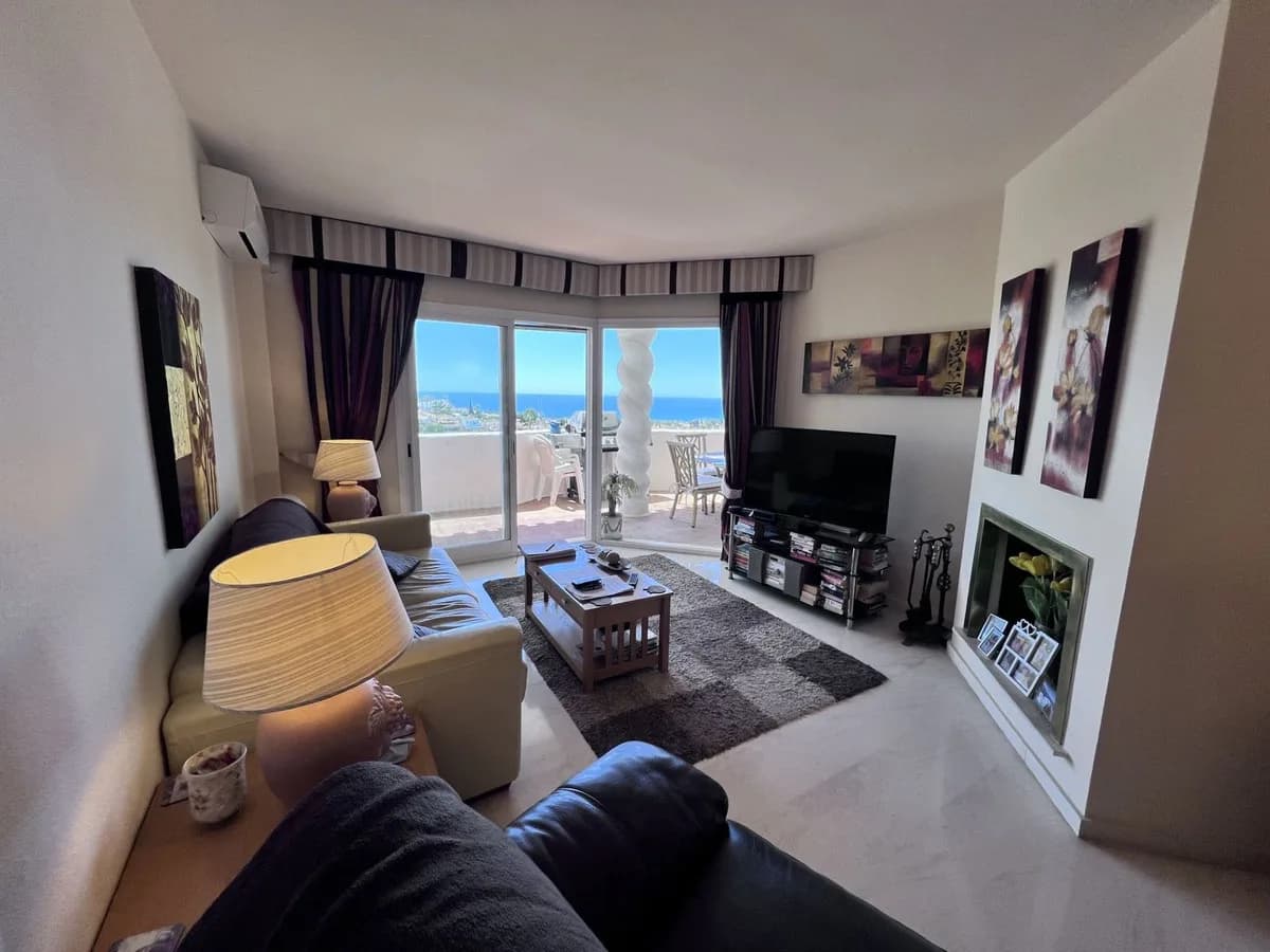 2 Bedroom Top Floor Apartment for Sale in Calahonda, Málaga