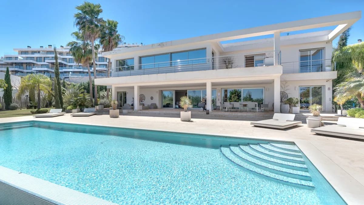 4 Bedroom Detached Villa for Sale in Calanova Golf, Málaga - Image 2