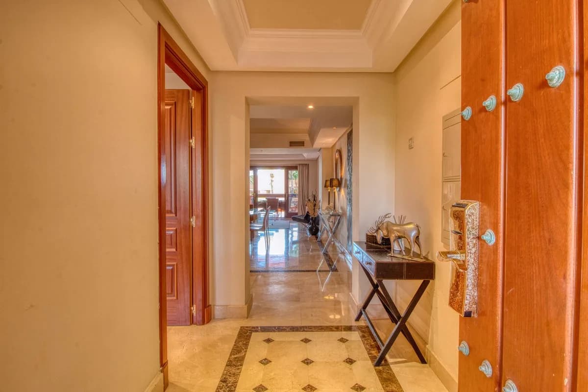 2 Bedroom Middle Floor Apartment for Sale in Estepona, Málaga - Image 8