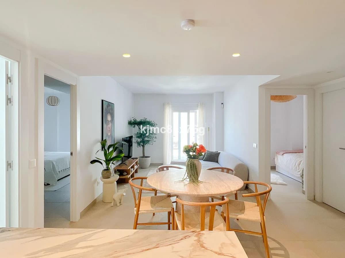 3 Bedroom Middle Floor Apartment for Sale in Torreblanca, Málaga - Image 2