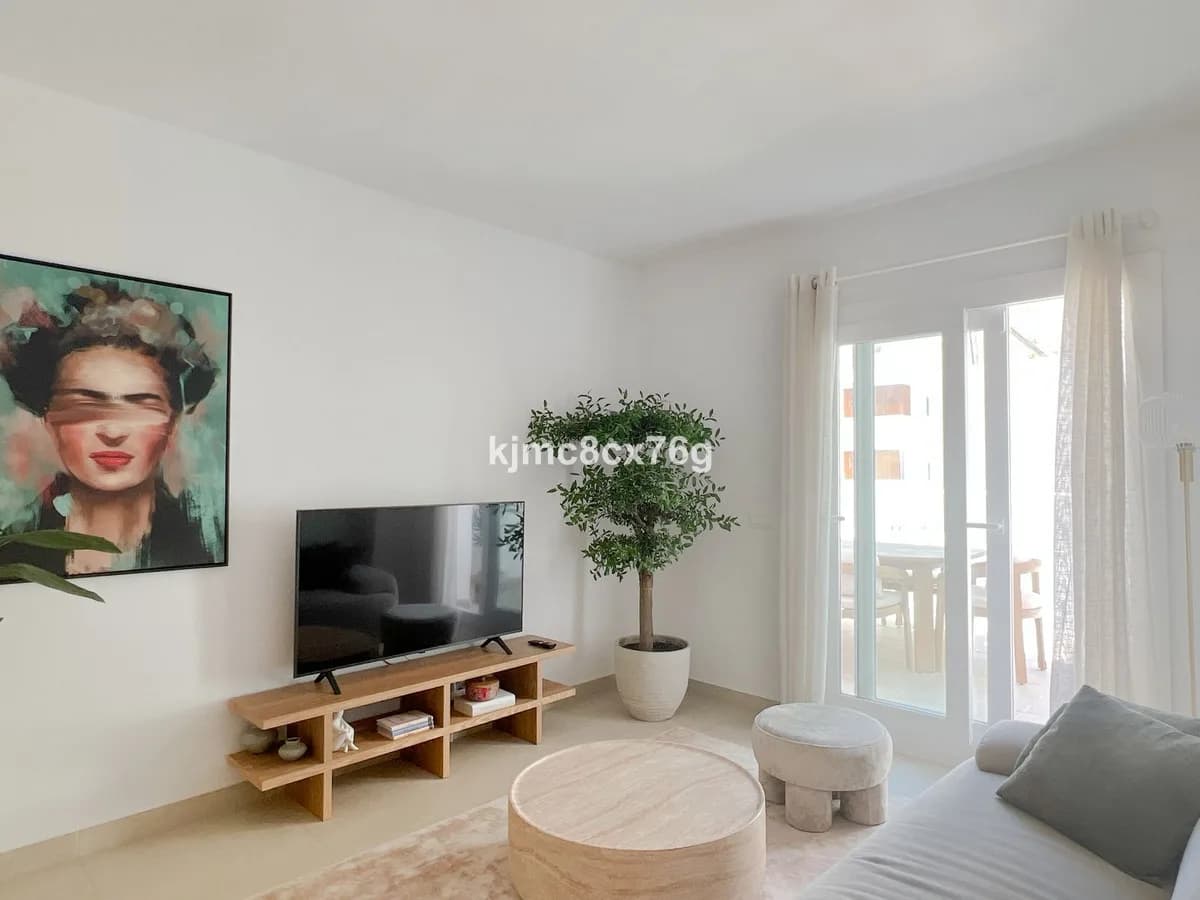 3 Bedroom Middle Floor Apartment for Sale in Torreblanca, Málaga - Image 4