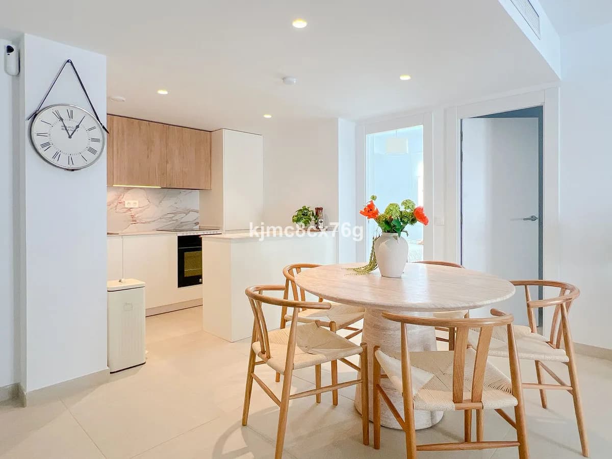 3 Bedroom Middle Floor Apartment for Sale in Torreblanca, Málaga - Image 5