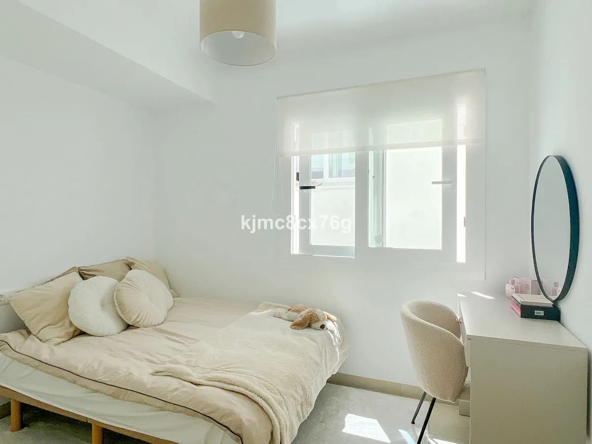 3 Bedroom Middle Floor Apartment for Sale in Torreblanca, Málaga - Image 7