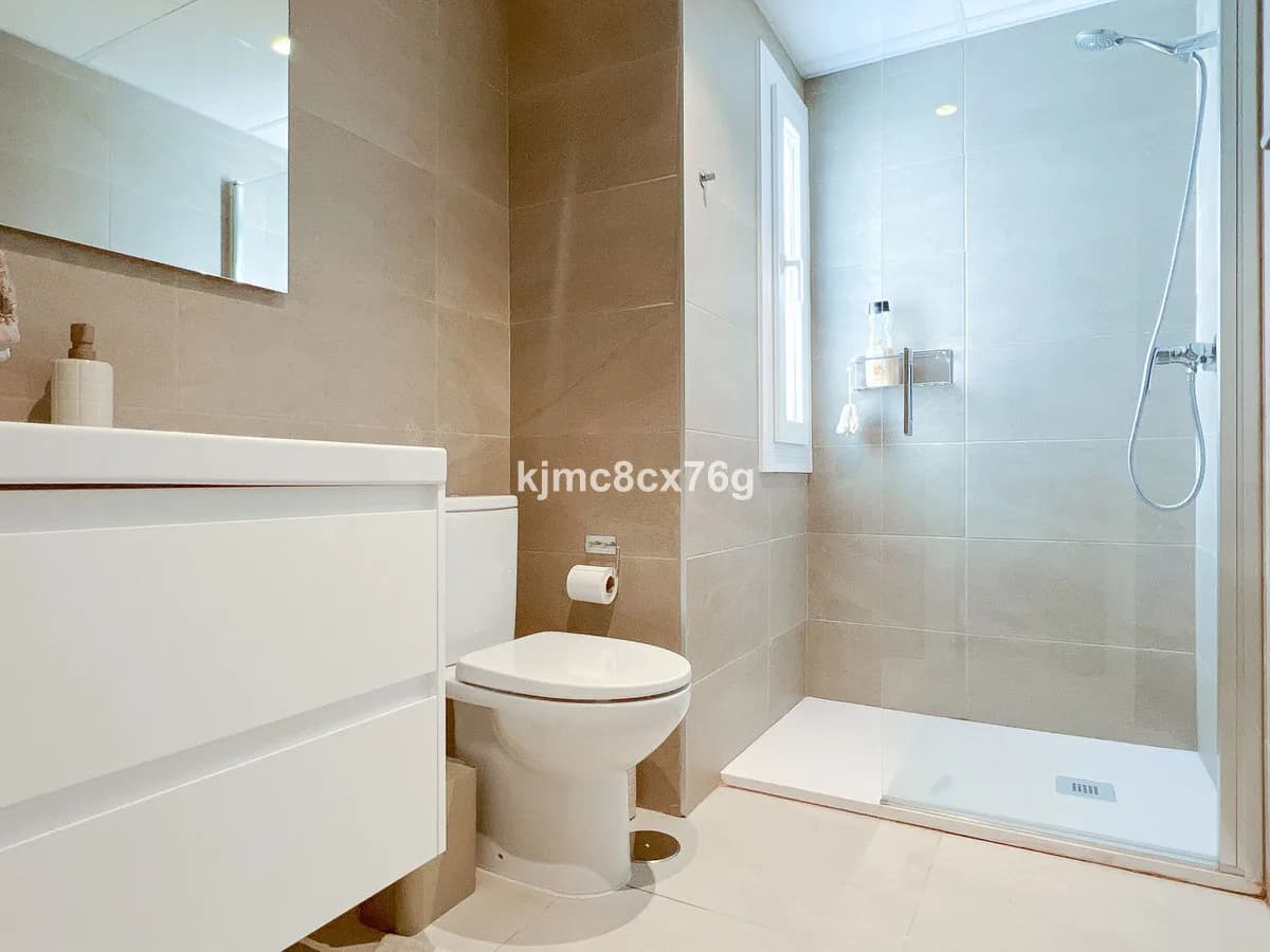 3 Bedroom Middle Floor Apartment for Sale in Torreblanca, Málaga - Image 9