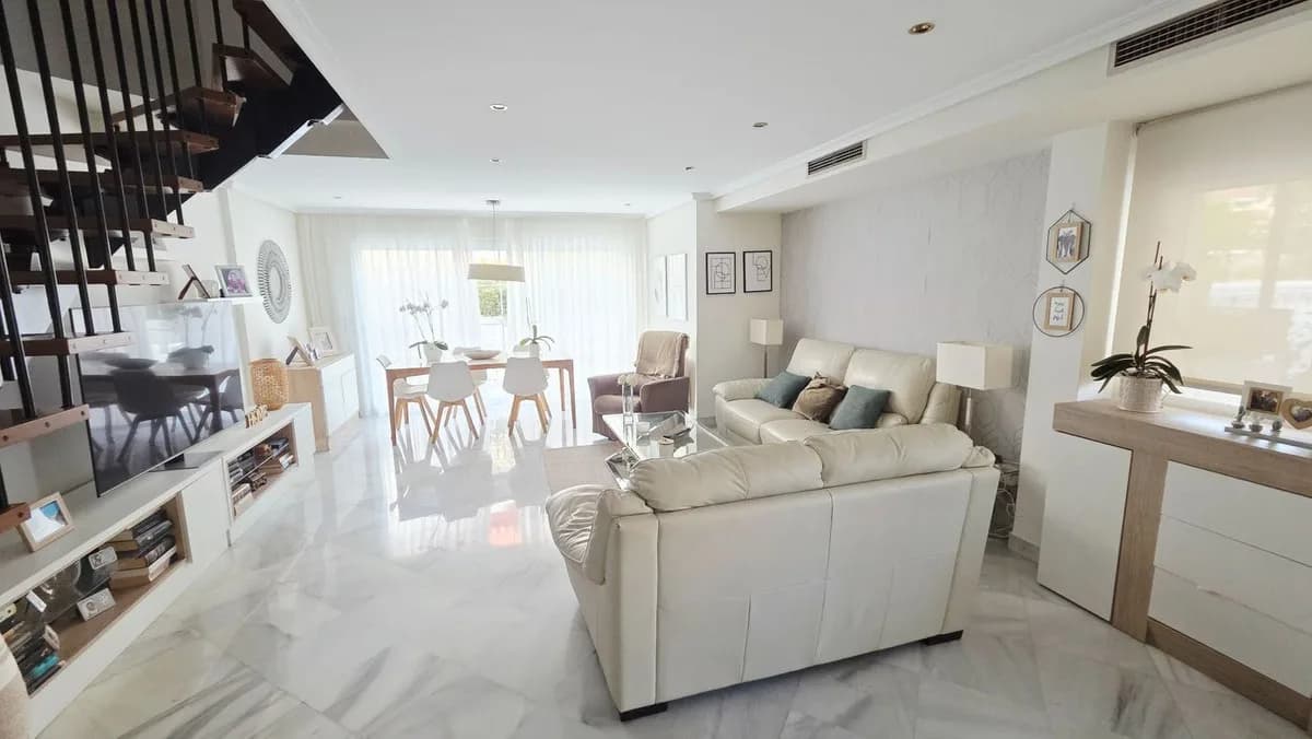 3 Bedroom Townhouse for Sale in The Golden Mile, Málaga - Image 7