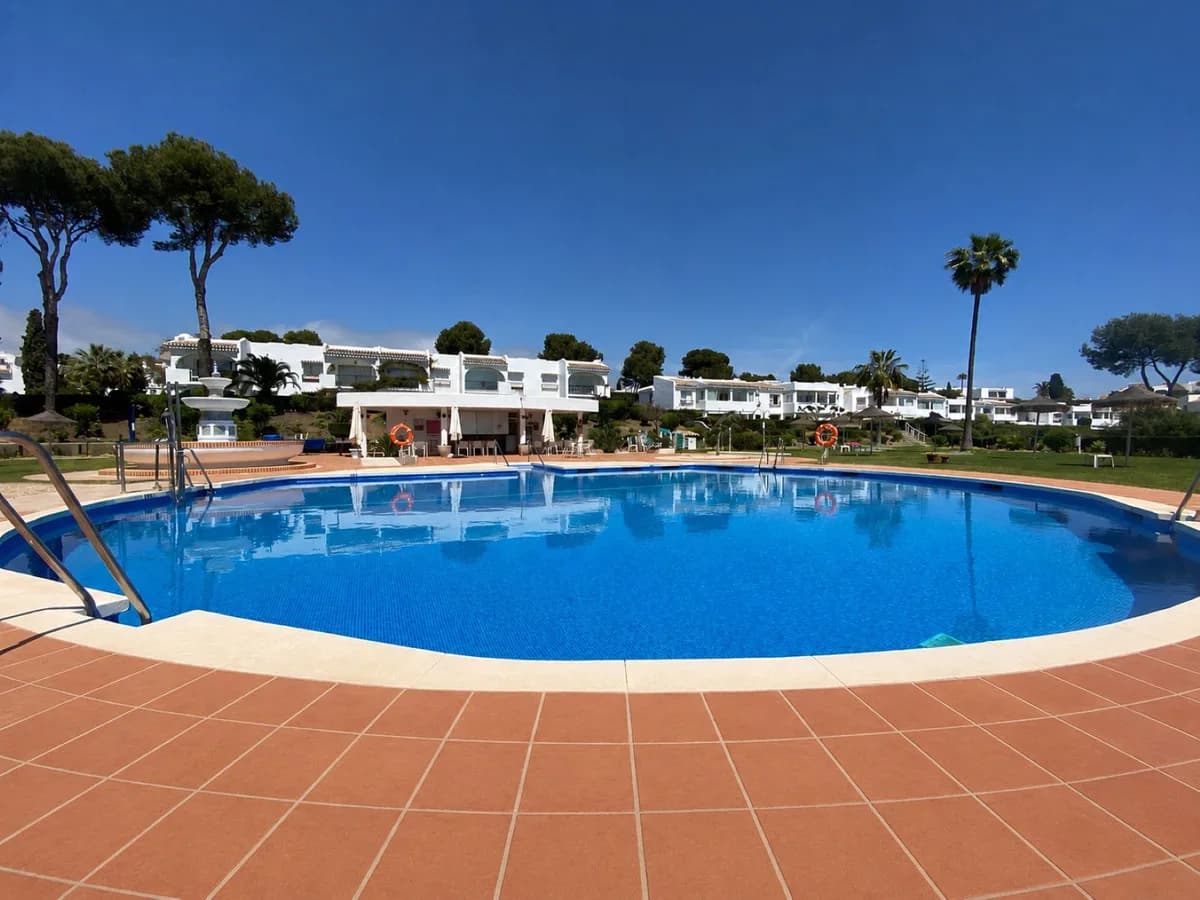 2 Bedroom Ground Floor Apartment for Sale in Miraflores, Málaga - Image 2