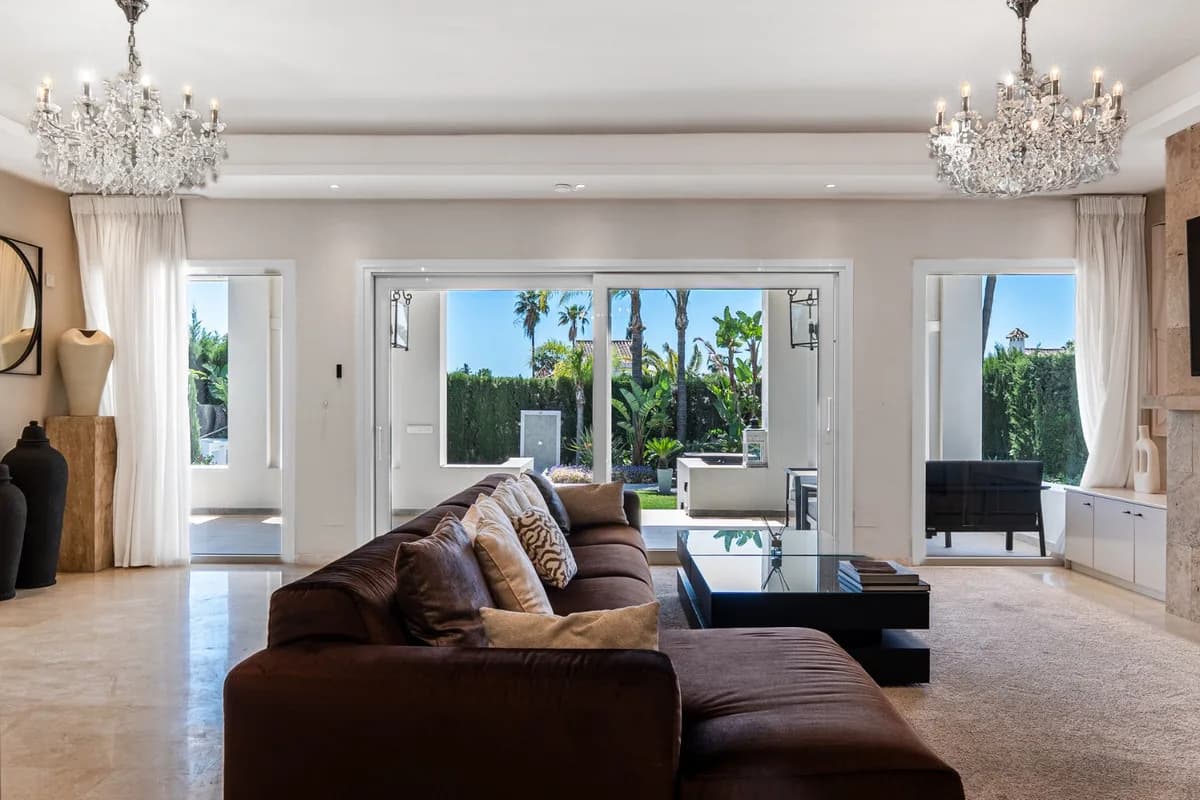 6 Bedroom Detached Villa for Sale in Nueva Andalucía, Málaga - Image 2