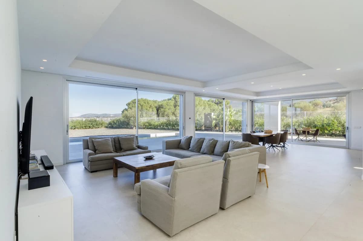 4 Bedroom Detached Villa for Sale in Coín, Málaga - Image 3