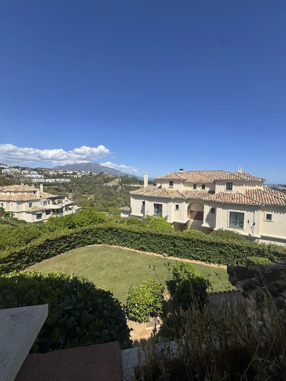 3 Bedroom Middle Floor Apartment for Sale in Benahavís, Málaga - Image 3