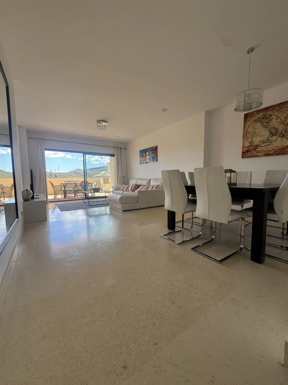 3 Bedroom Middle Floor Apartment for Sale in Benahavís, Málaga - Image 5