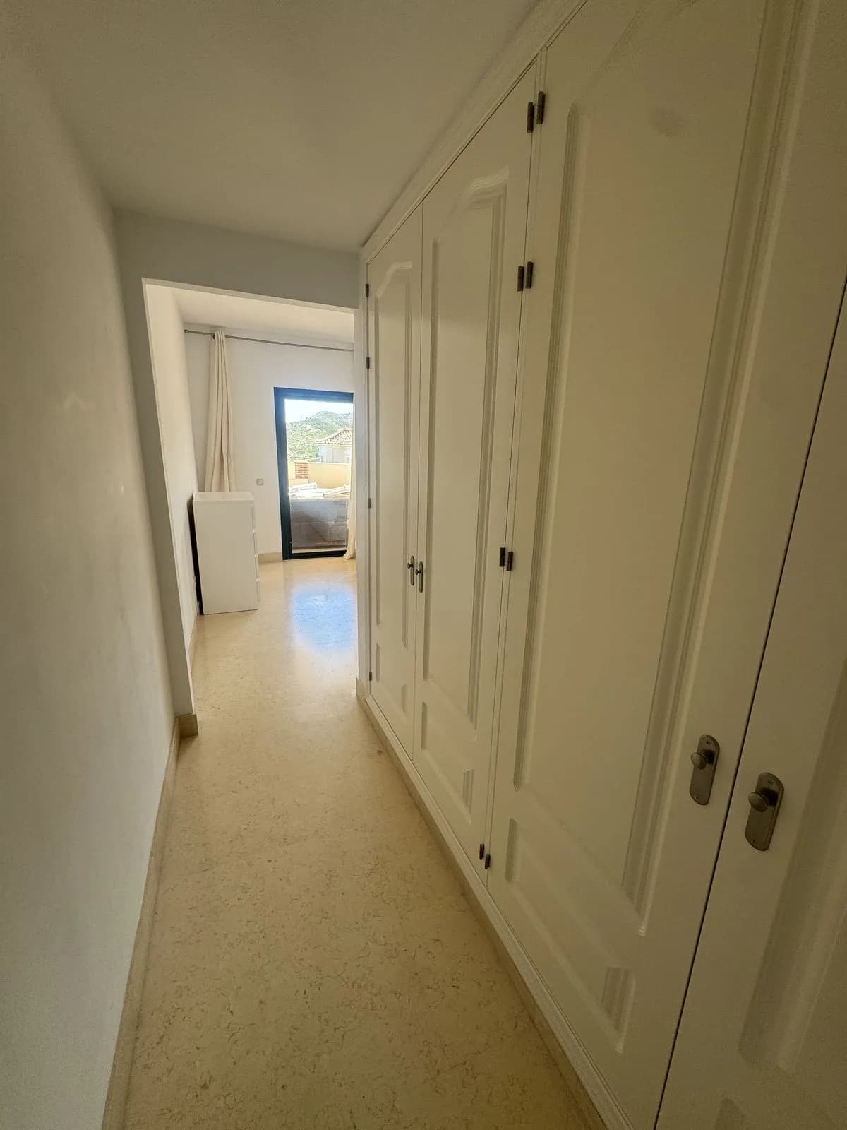 3 Bedroom Middle Floor Apartment for Sale in Benahavís, Málaga - Image 7