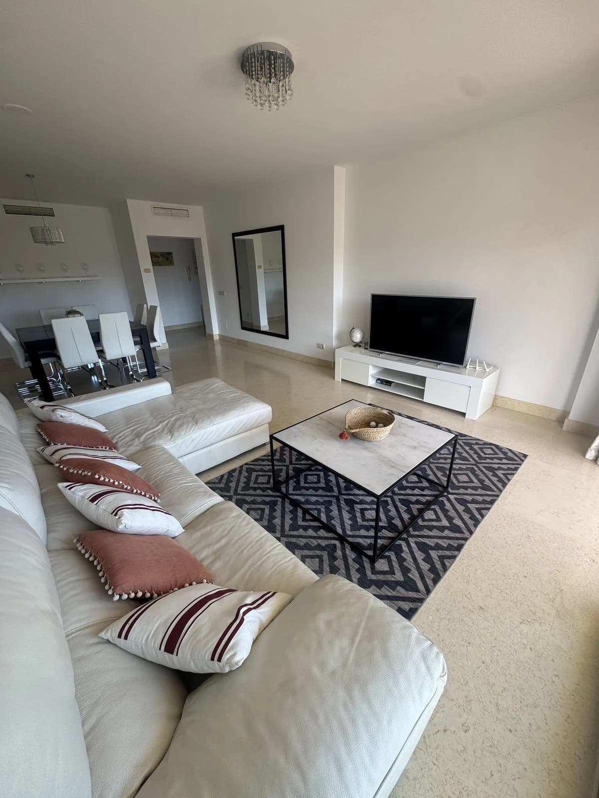 3 Bedroom Middle Floor Apartment for Sale in Benahavís, Málaga - Image 8
