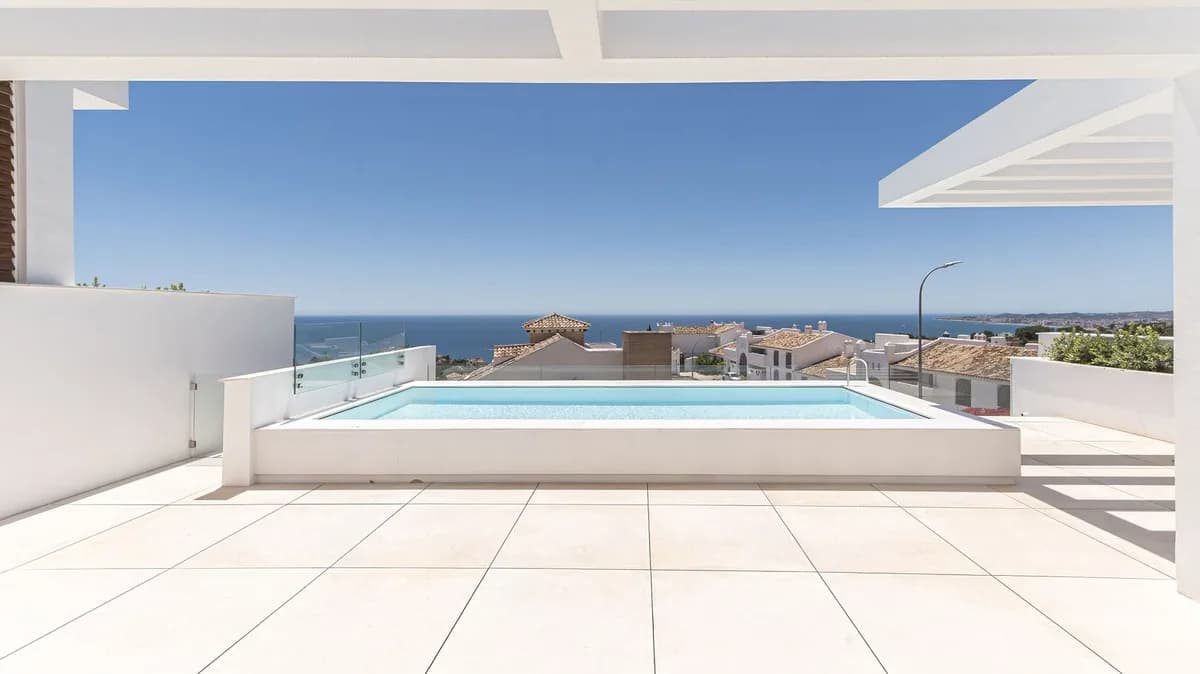 5 Bedroom Detached Villa for Sale in Benalmadena, Málaga - Image 3