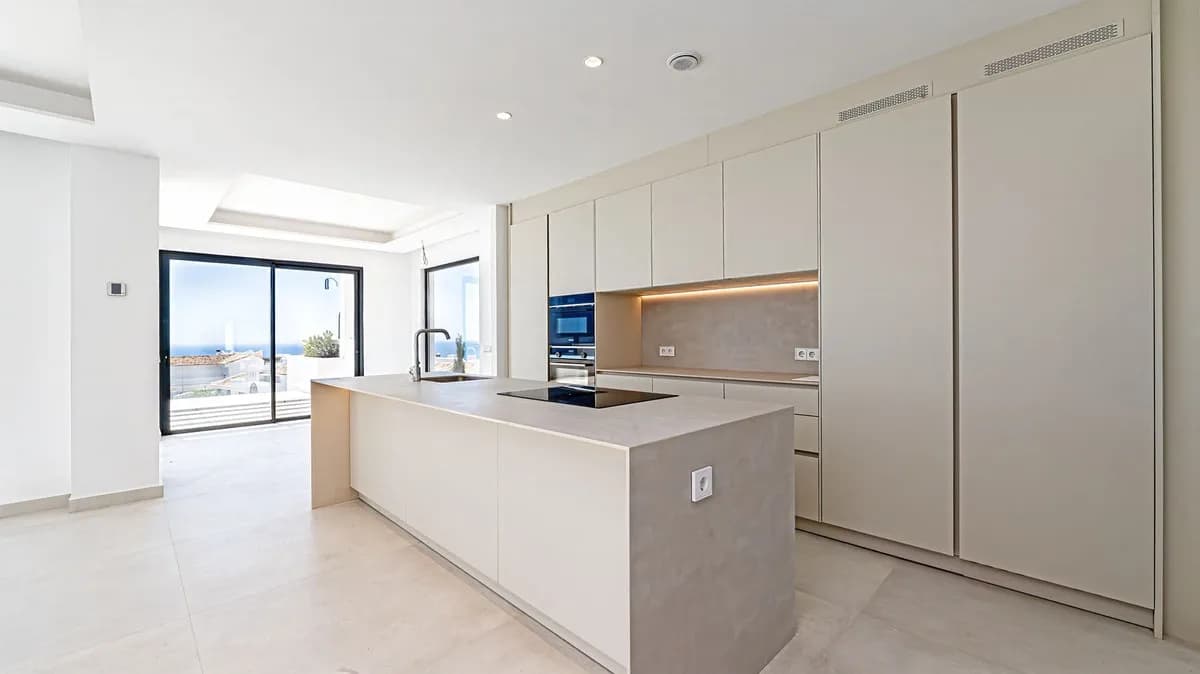 5 Bedroom Detached Villa for Sale in Benalmadena, Málaga - Image 9
