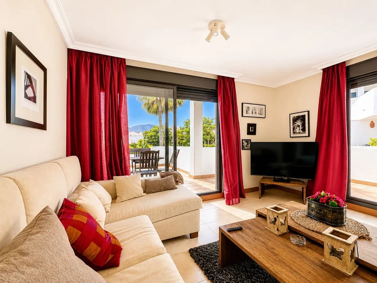 2 Bedroom Middle Floor Apartment for Sale in Selwo, Málaga - Image 5