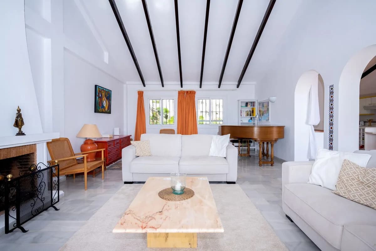 4 Bedroom Detached Villa for Sale in Elviria, Málaga - Image 8