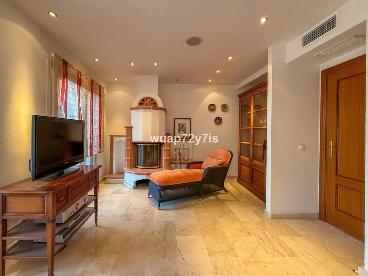 3 Bedroom Duplex for Sale in Costabella, Málaga - Image 9