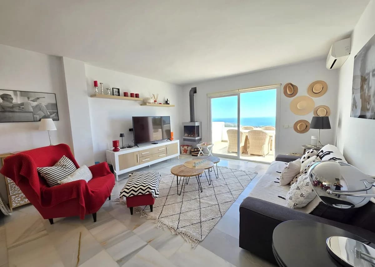 2 Bedroom Top Floor Apartment for Sale in La Mairena, Málaga - Image 2