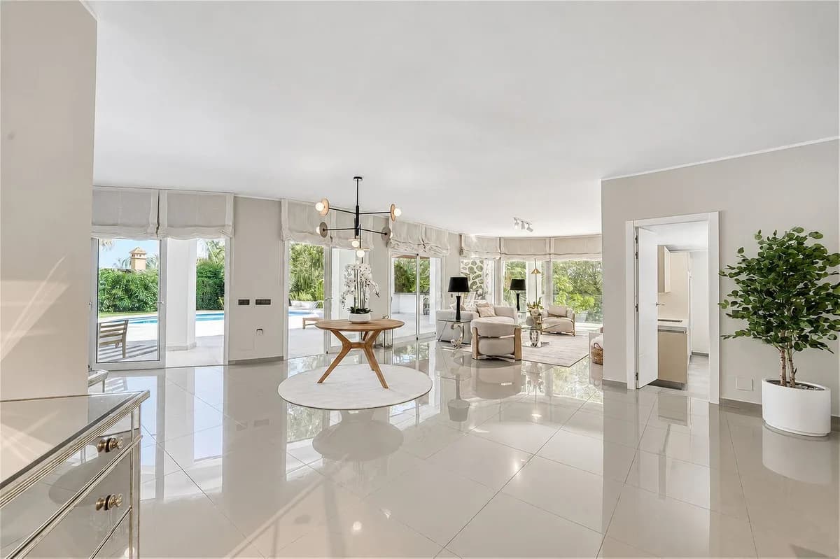 4 Bedroom Detached Villa for Sale in Benahavís, Málaga - Image 2