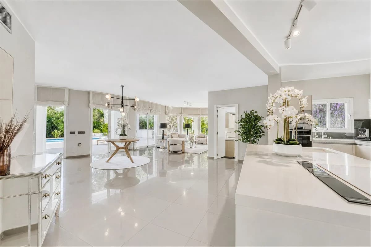 4 Bedroom Detached Villa for Sale in Benahavís, Málaga - Image 9