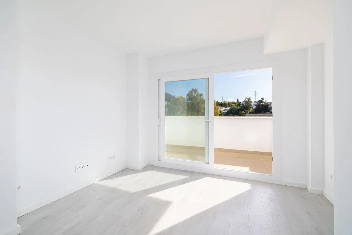 3 Bedroom Ground Floor Apartment for Sale in Torreblanca, Málaga - Image 3