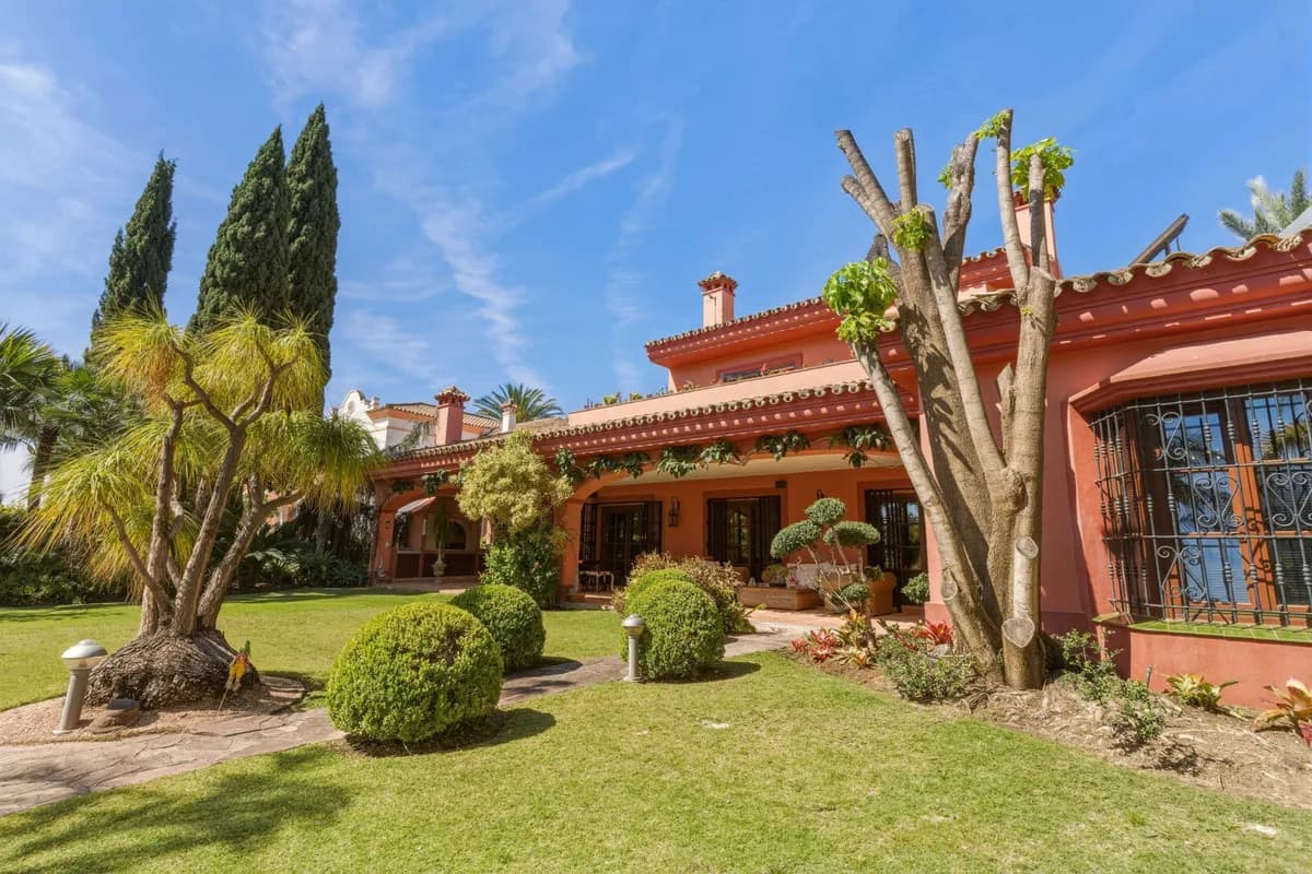 6 Bedroom Detached Villa for Sale in Guadalmina Alta, Málaga - Image 3