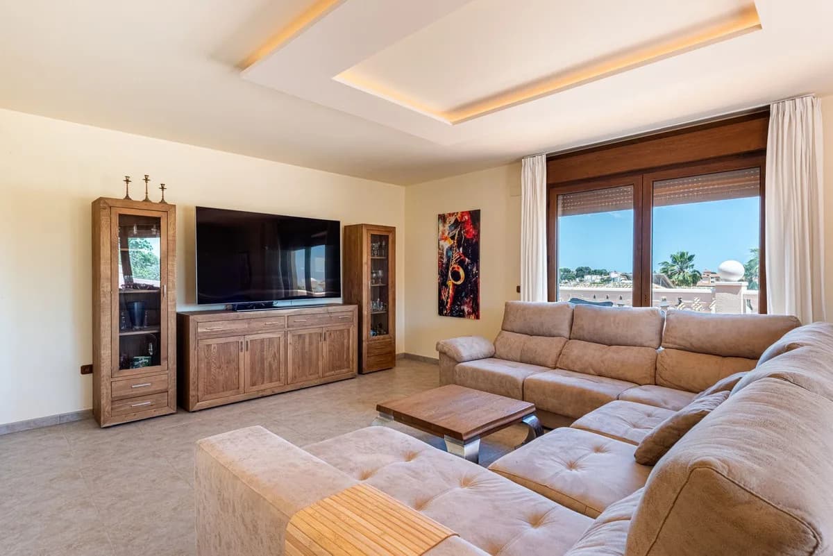 4 Bedroom Detached Villa for Sale in Sierrezuela, Málaga - Image 6