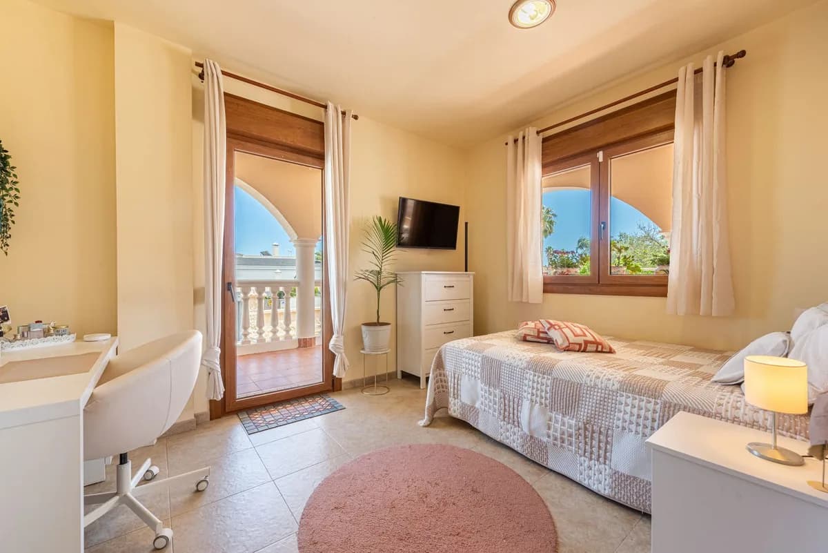 4 Bedroom Detached Villa for Sale in Sierrezuela, Málaga - Image 8