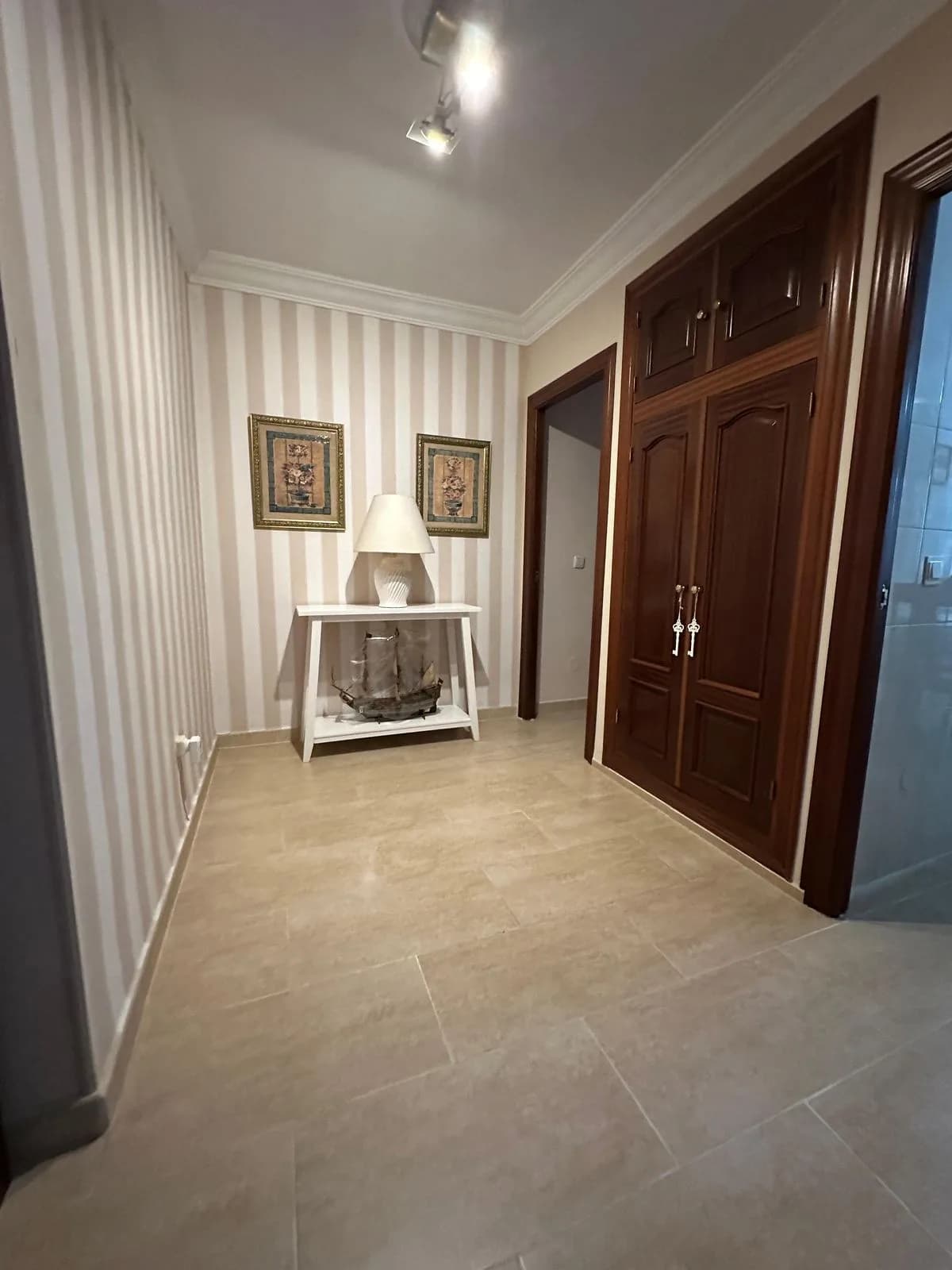 3 Bedroom Middle Floor Apartment for Sale in Estepona, Málaga - Image 9