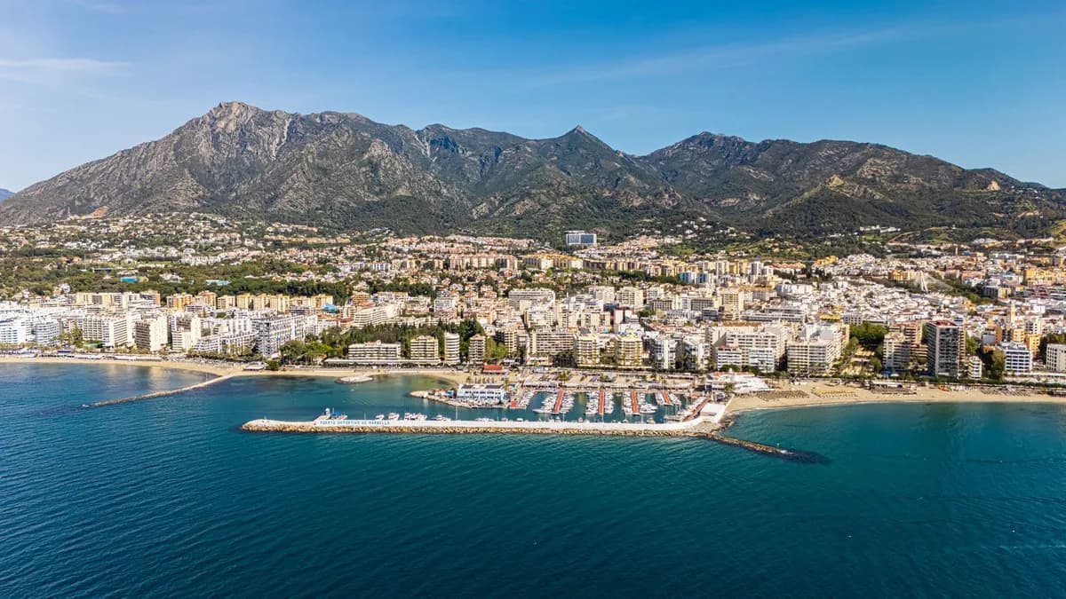 1 Bedroom Middle Floor Apartment for Sale in Marbella, Málaga - Image 2