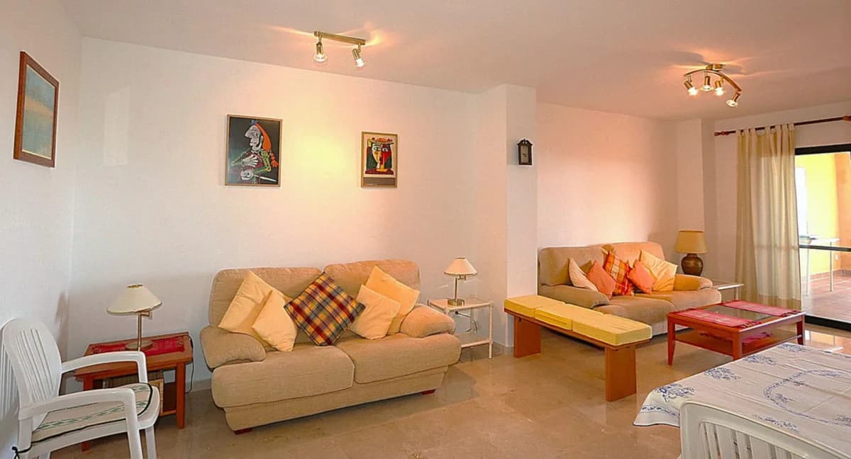 3 Bedroom Middle Floor Apartment for Sale in Selwo, Málaga - Image 2