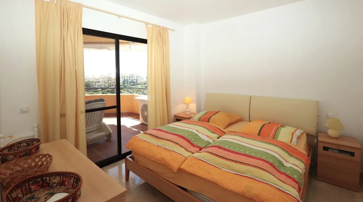 3 Bedroom Middle Floor Apartment for Sale in Selwo, Málaga - Image 6